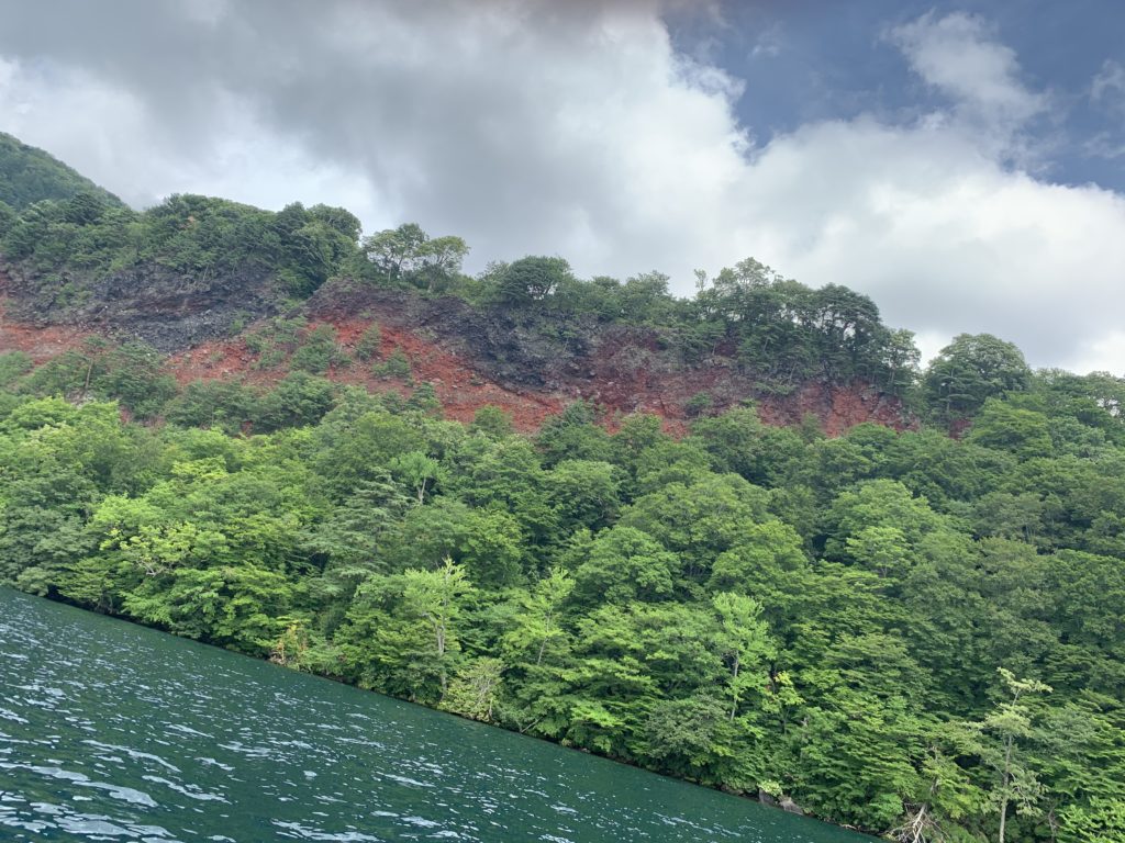 十和田湖　五色岩